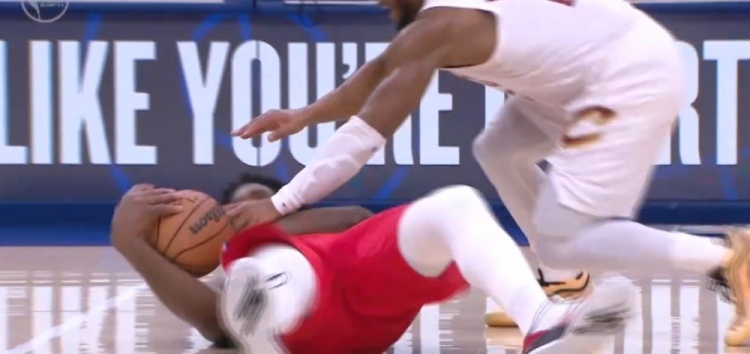 足球-这就是态度！恩比德倒地与多名骑士球员争球