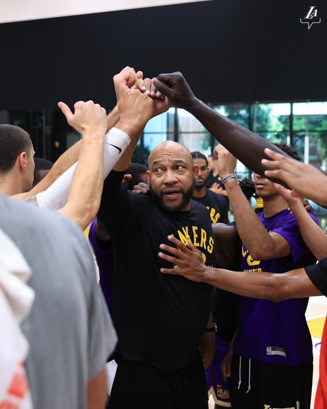 足球-后卫臃肿!湖人重蹈覆辙?8大后卫成双刃剑