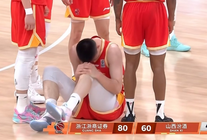 zhiboba-争议！胡金秋遭迪亚洛压到膝盖伤退 23分钟15+7成高效代名词